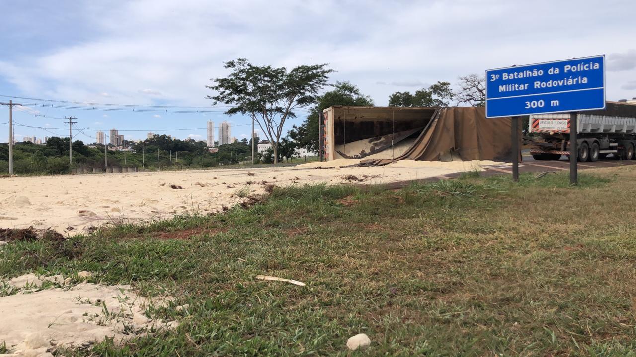 Foto 2 de 2 — AGORA: carreta tomba e congestiona a Washington Luís em Araraquara